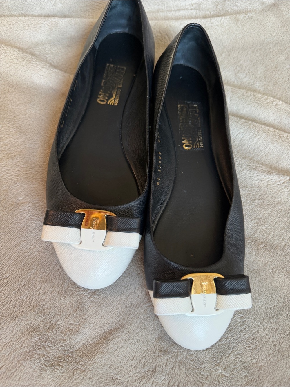 Salvatore Ferragamo Black and White Vara Bow Leather Flats - Picture 3 of 12